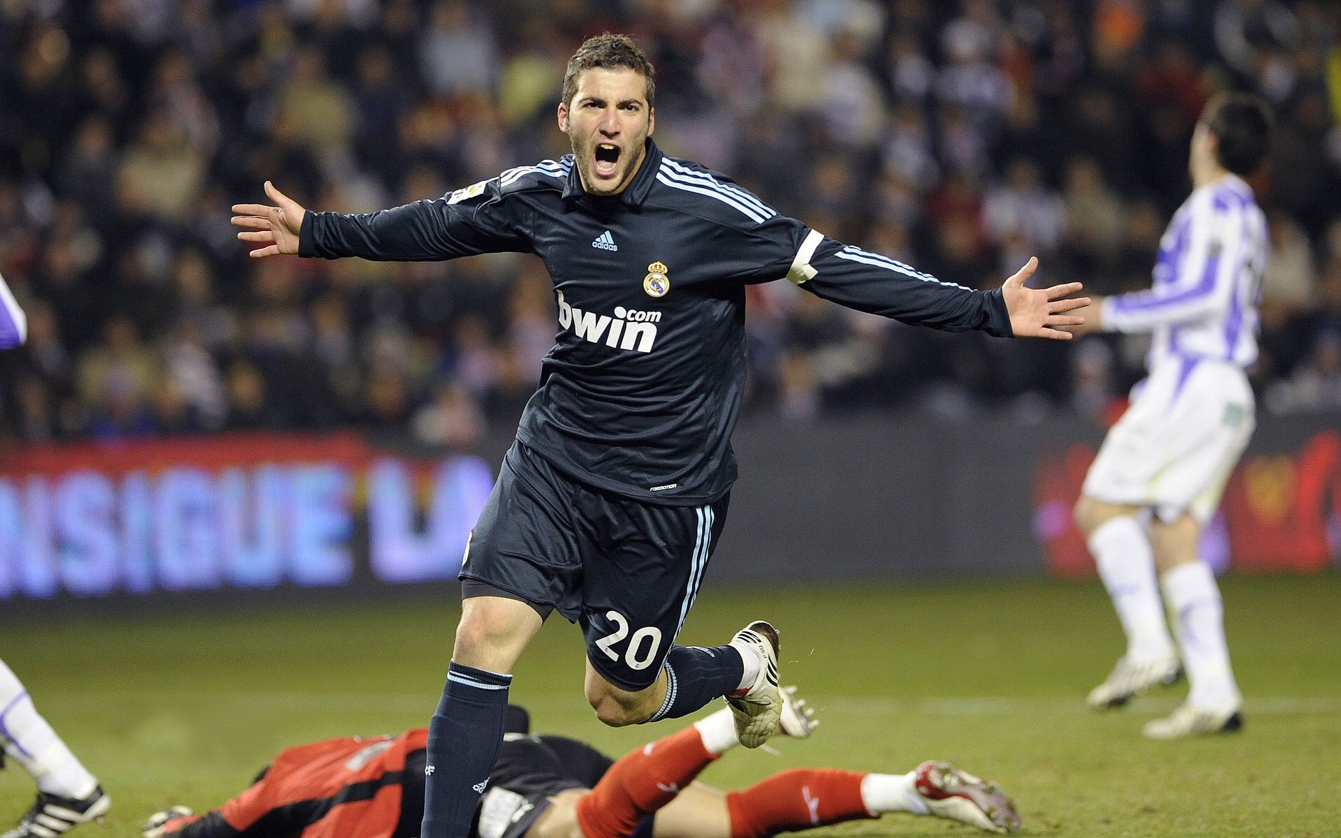 巴萨边锋连续助攻，进攻端全面开花，巴萨引援前锋