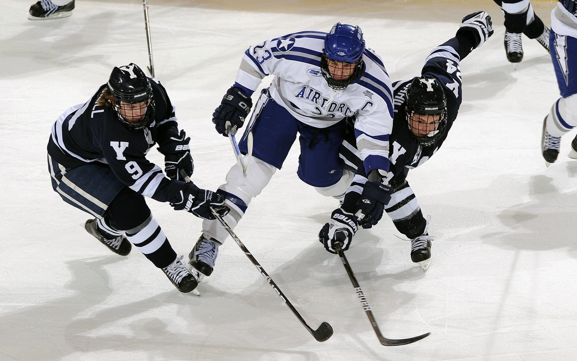 快船战术整合仍未完成哈登融入度成焦点，被哈登晃倒的快船球员