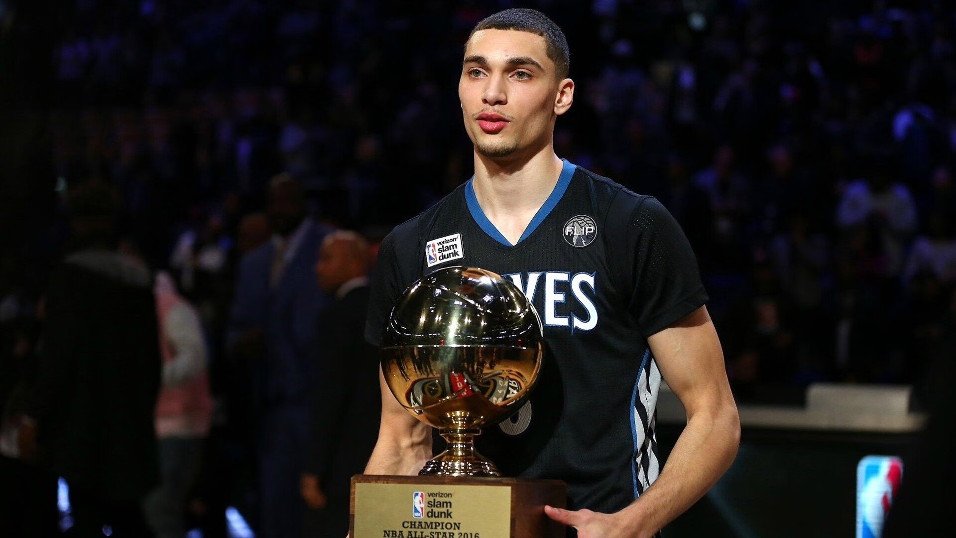 赛事主场氛围营造策划赢得媒体好评与粉丝点赞，赛事主办方如何盈利